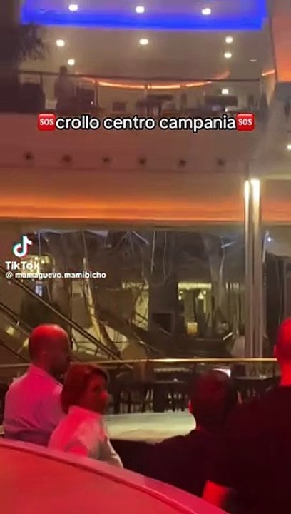 Crollo soffitto centro commerciale