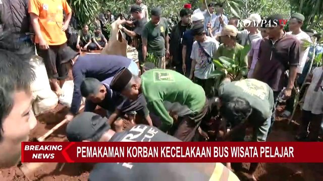 Jenazah Korban Kecelakaan Bus Wisata di Subang Dimakamkan