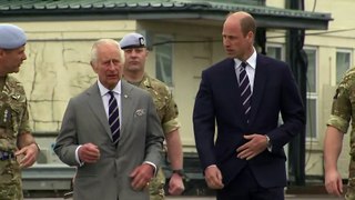 Rei Charles III entrega uma de suas funções militares ao filho William