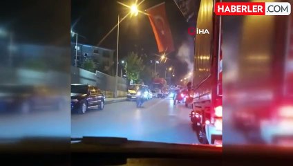 Küçükçekmece'de meşalelerle yolu kapatan grup kamerada