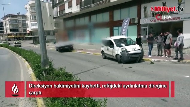 Direksiyon hakimiyetini kaybetti, refüjdeki aydınlatma direğine çarptı