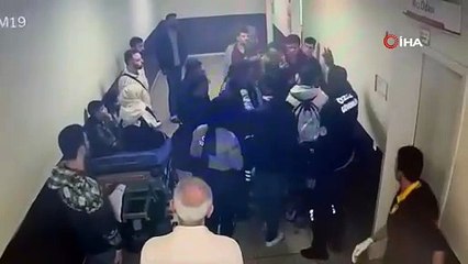 Kazada yaralanan genç sedyeden kalkıp doktora saldırdı