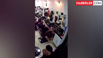 Berber yediği çikolatanın paketiyle bardağını yere atan müşteriyi tokatlayıp dükkandan attı