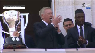 Ancelotti se anima a cantar desde el balcón de la Comunidad de Madrid
