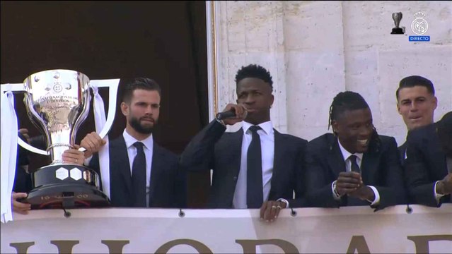 Los jugadores del Real Madrid saludan a los aficionados en el balcón de la Comunidad de Madrid