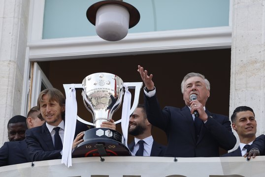 El Real Madrid celebra el título de Liga con la afición
