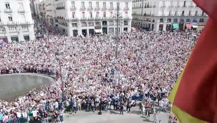Ayuso felicita al Real Madrid por su 36 Liga ante una Puerta del Sol abarrotada
