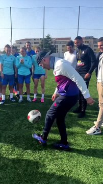 Quand le rappeur Jul lâche quelques jongles avec l'OM féminines
