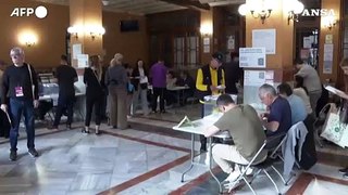 Aperti i seggi in Catalogna per il rinnovo del Parlamento regionale