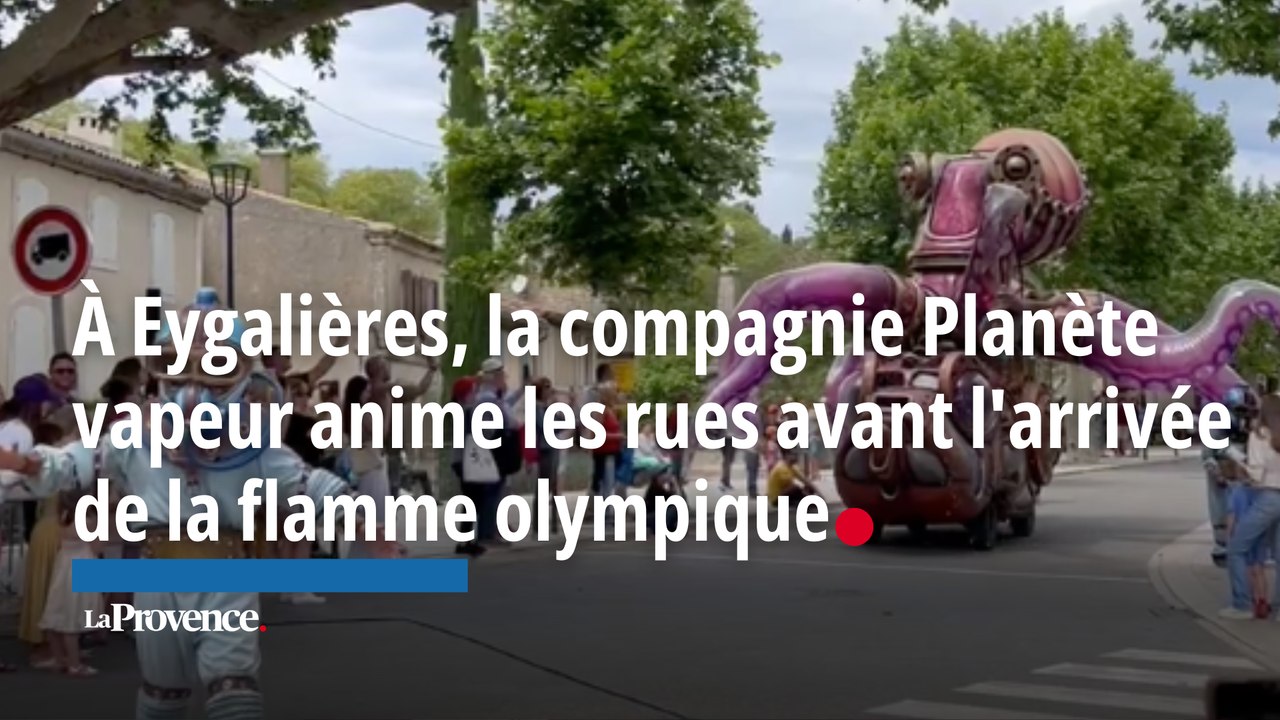 La compagnie Planète vapeur anime les rues d'Eygalières avant l'arrivée de la flamme olympique