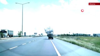 Aşırı yüklenen kamyonun tehlikeli yolculuğu kamerada
