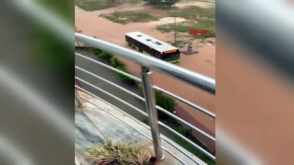 Adana ve Hatay’ı sağanak vurdu: Ağaçlar devrildi, yollar suyla doldu
