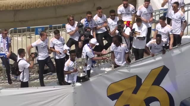 Real Madrid - Don Carlo Ancelotti en feu durant les célébrations du titre