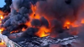 Incêndio de grandes proporções atinge shopping em Varsóvia, na Polônia