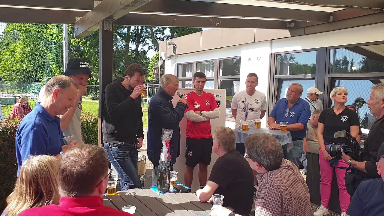 AFC-Präsident Dirk Barthel nach der errungenen Meisterschaft auf der PK!