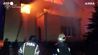Kharkiv, edifici in fiamme dopo l'attacco missilistico russo
