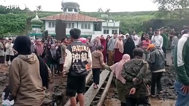 Inondazioni in Indonesia, almeno 34 morti