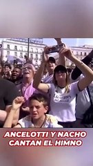 Ancelotti y Nacho cantando el himno en el balcón de la Comunidad
