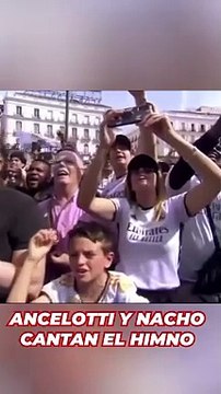 Ancelotti y Nacho cantando el himno en el balcón de la Comunidad