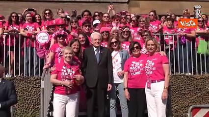 Il presidente Mattarella alla partenza della «Race for the Cure». Cori, strette di mano, la foto con le «donne in rosa»