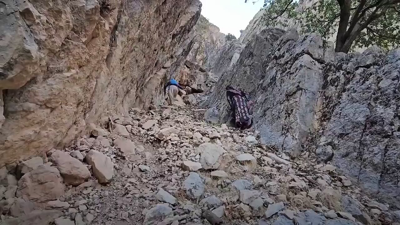 Il évite de peu le pire : chute de rochers en montagne
