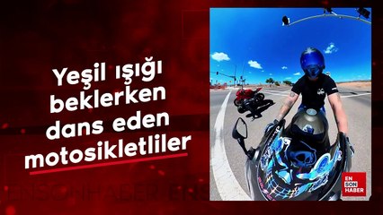 Yeşil ışığı beklerken dans eden motosikletliler