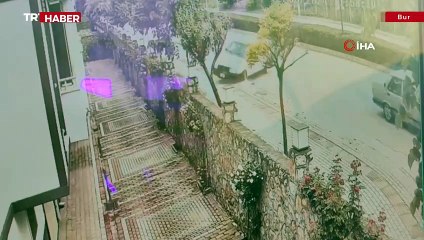 Bursa'da ağaca çarpan otomobil takla attı