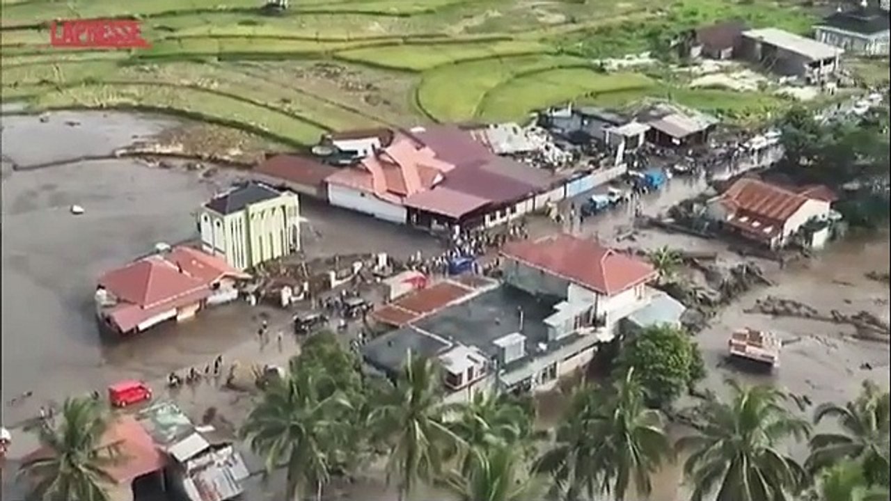 Le inondazioni in Indonesia spazzano via villaggi: i torrenti di lava fredda e fango hanno causato oltre 30 morti