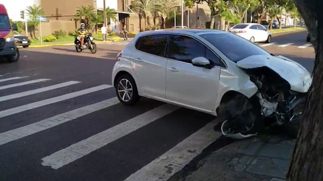 Carros se envolvem em forte colisão ao lado do Shopping JL e Corpo de Bombeiros é acionado