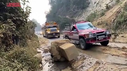 Download Video: Messico, terremoto di magnitudo 6.4 al confine col Guatemala: frane in autostrada