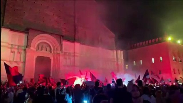 Video: festa e fuochi d'artificio in piazza per il Bologna in Champions