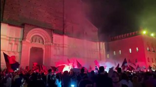 Video: festa e fuochi d'artificio in piazza per il Bologna in Champions