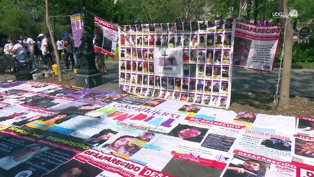 Pegan cientos de cédulas de búsqueda de desaparecidos en las vallas de Palacio de Gobierno