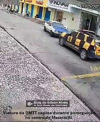 Viatura da DMTT capota durante perseguição no centro de Maceió/AL