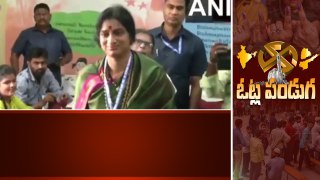 Vote వేయడానికి వచ్చిన Hyderabad BJP MP Candidate Madhavi Latha | Oneindia Telugu