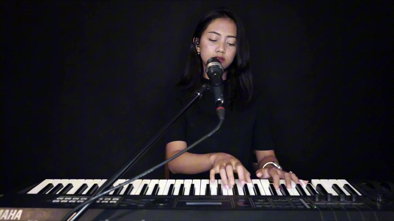 SUJUD DI ALTARNYA ( LAGU ROHANI )