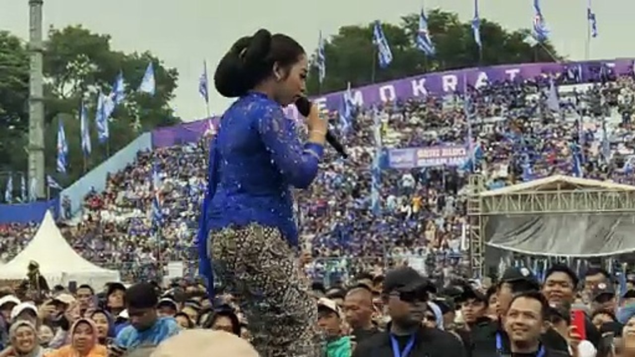 NIKEN SALINDRI BERNYANYI BERJOGET DI KOTA MALANG