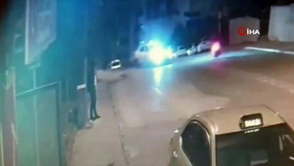 İki aracın arasına böyle sıkıştı! Taksiden indiği anda otomobil çarptı!