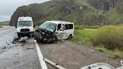 Video herunterladen: Ağrı'da feci kaza: 1'i çocuk 2 kişi hayatını kaybetti