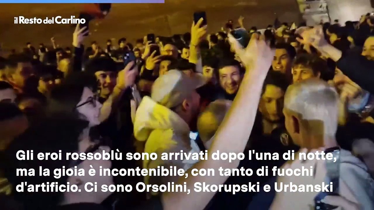 Il Bologna in Champions, la festa con i giocatori in piazza Maggiore