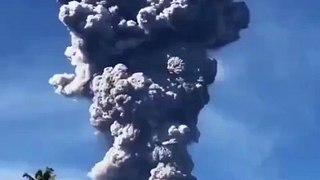 إندونيسيا: ثوران بركان جبل إيبو مطلقاً رماداً بارتفاع 5 كم