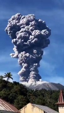 إندونيسيا: ثوران بركان جبل إيبو مطلقاً رماداً بارتفاع 5 كم