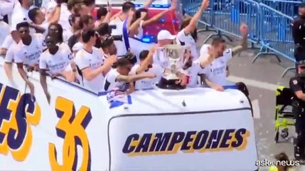 Il Real Madrid festeggia il titolo spagnolo con una parata
