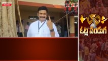 AP Elections పోలింగ్ నాడే విజయ దరహాసంతో Raghu Rama Krishnam Raju | Oneindia Telugu