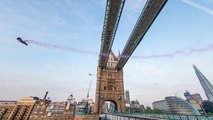 Skydivers soar through Tower Bridge on wingsuit flight after 3,000ft helicopter jump