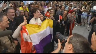 Eurovision, vince la Svizzera con Nemo, ma non la pace