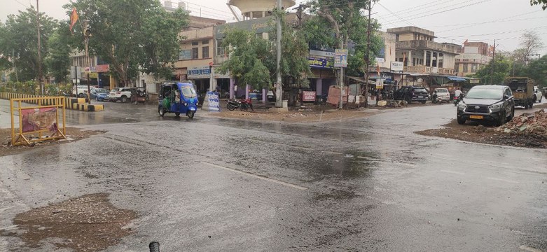 शहर में हल्की बूंदाबांदी हुई, देखें वीडियो