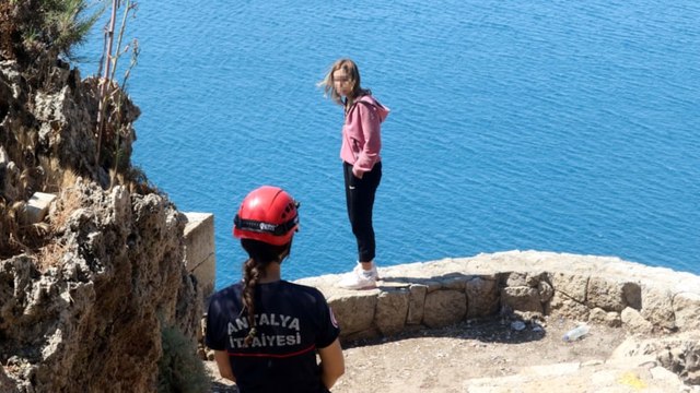 40 metrelik falezlerden inmek istemedi: 'Yanlış yapıyorsunuz'