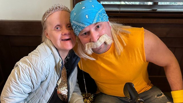 Man Dresses As Hulk Hogan To Surprise Wife's Aunt Who Has Dementia And Loves The 80s | Happily TV