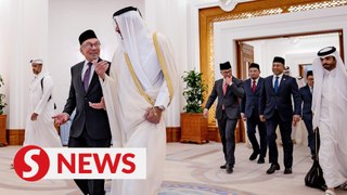 Anwar accorded official welcome in Qatar